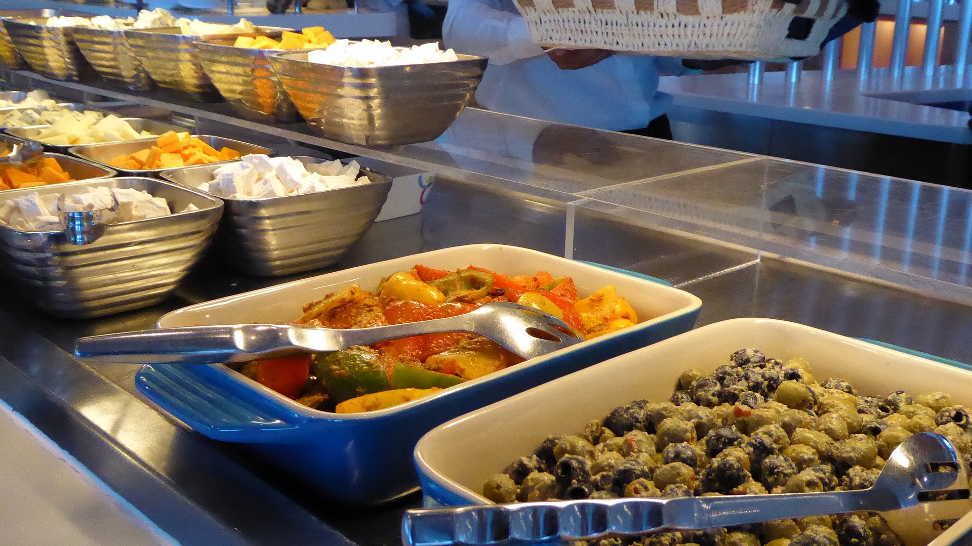 Enjoy having the best meal at the Best Dinner Buffet in Abu Dhabi